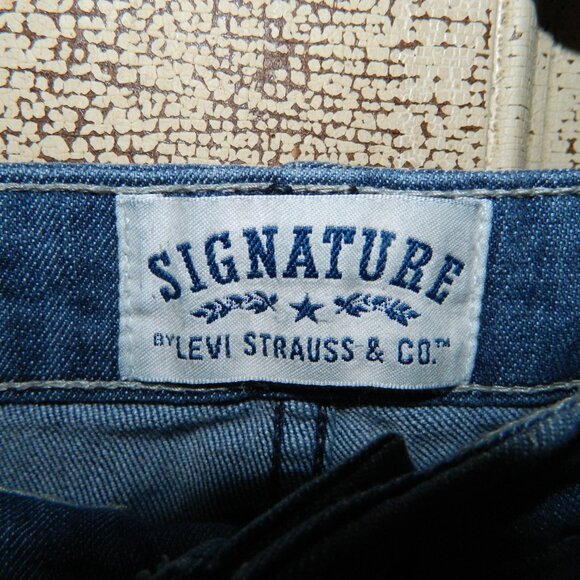 Signature by Levi Strauss Misses Bermuda Jean Shorts Size 16 (K-12) - Picture 2 of 4
